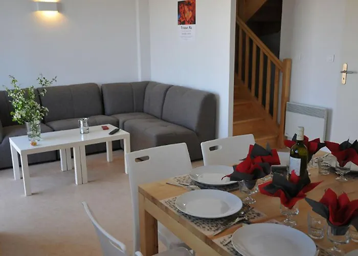 Maison Familiale Avec Terrasse, 6 Personnes - Api-1-52-1372 *